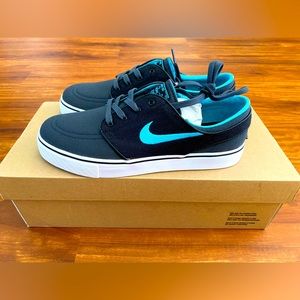 NWOT Nike Stefan Janoski (Anthracite/Gamma Blue) - Men’s 6.5/Women’s 8
